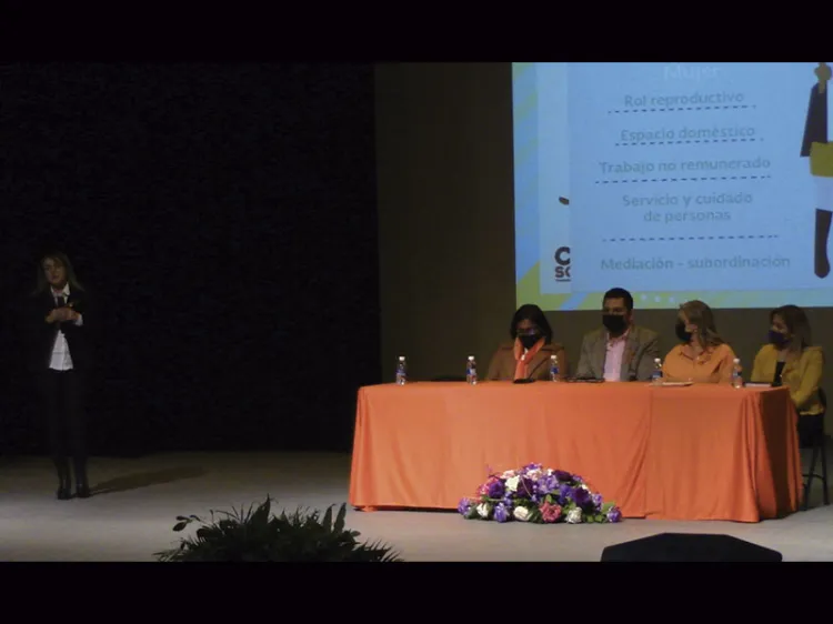 Realizan foro por las mujeres