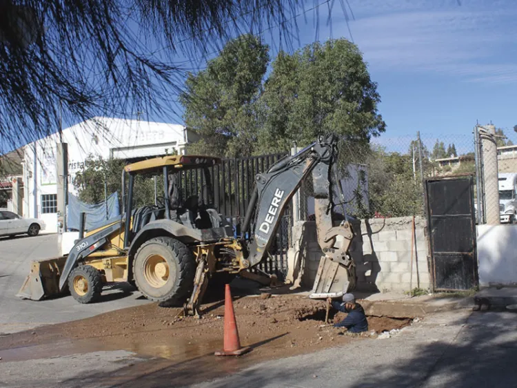 Atienden reportes de fugas de agua