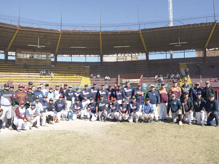 Juegan beisbol con causa