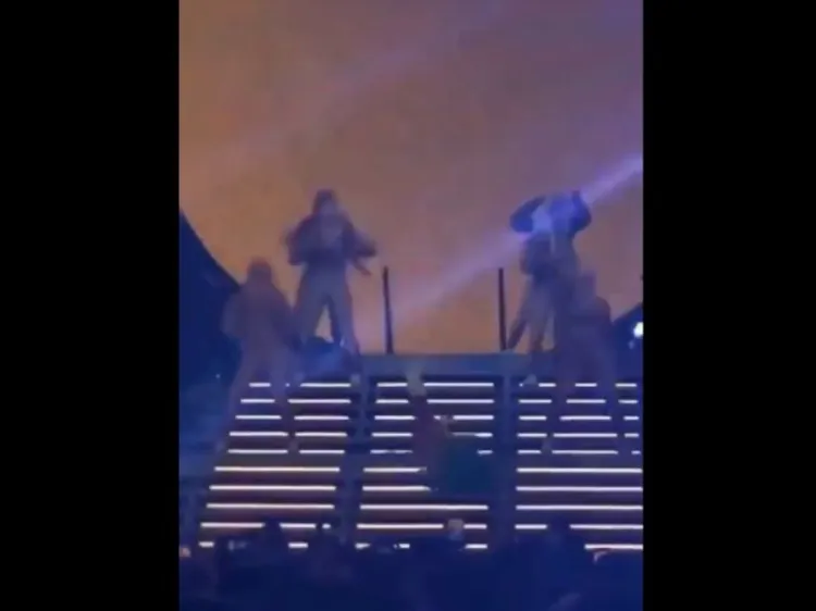 Karol G cae estrepitosamente en el escenario en pleno concierto