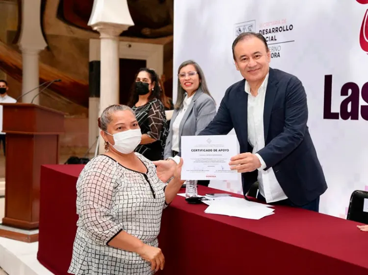 Entrega ADM apoyos a jefas madre de familia