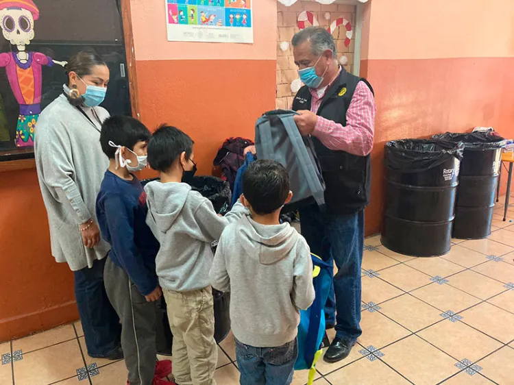 Apoyan Rotarios a alumnos para regreso a clases