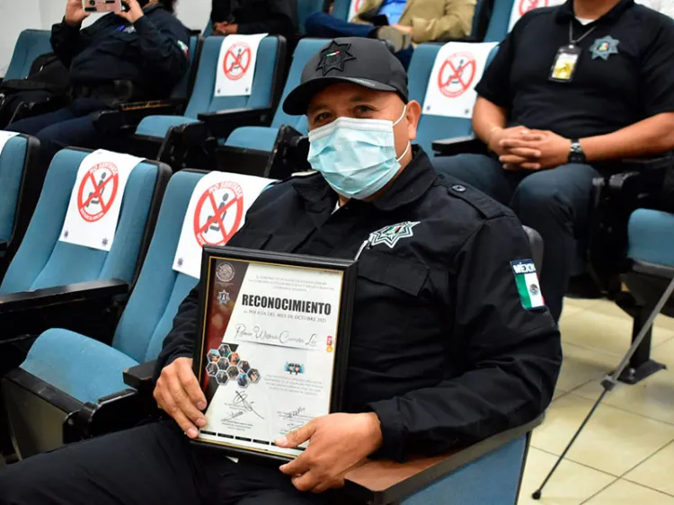 Reconocen al Policía del Mes