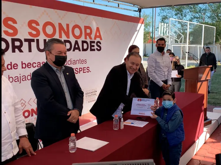 Entrega ADM becas a hijos de trabajadores del Sutspes