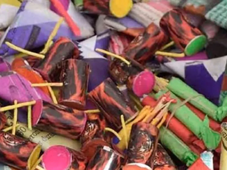 Denuncian venta clandestina de cuetes