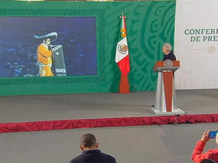 Con 'Volver, volver' de Vicente Fernández, López Obrador termina su mañanera