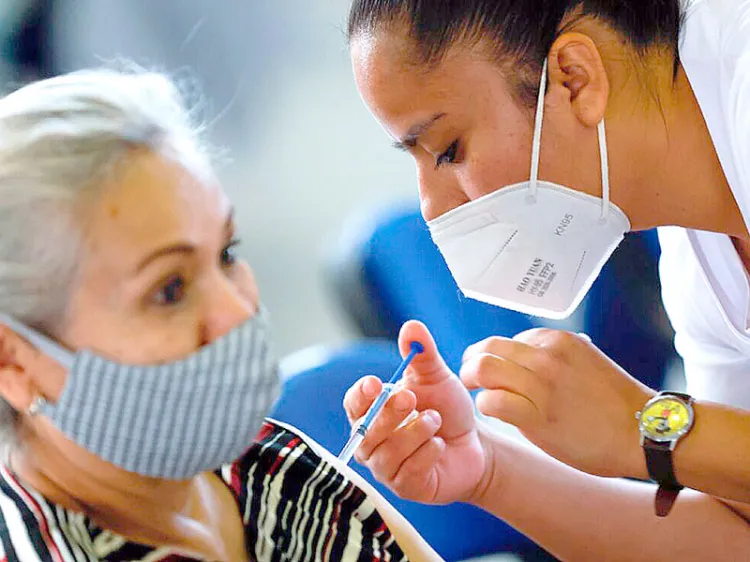 Inician con vacuna de refuerzo