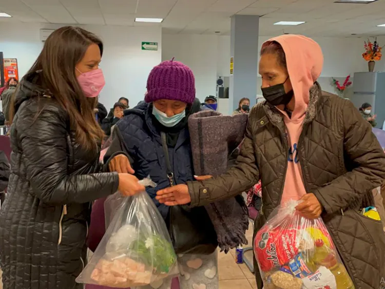 Apoya DIF con cenas navideñas a familias