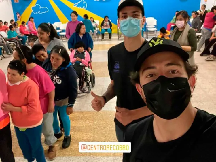 Mozo y Dinneno donan regalos a albergue