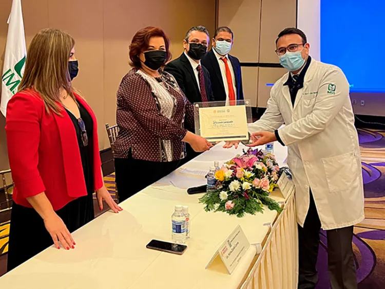 Premia IMSS a personal médico y administrativo