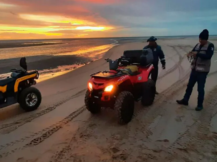 Buscan a joven pescador que se hundió en Bahía de Kino