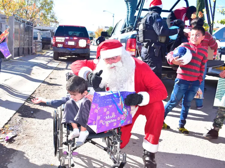 Hacen policías felices a niños