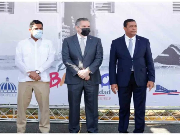 Neney Cabrera entrega 50 mil galones de pintura para el programa 'Pinta tu Barrio'