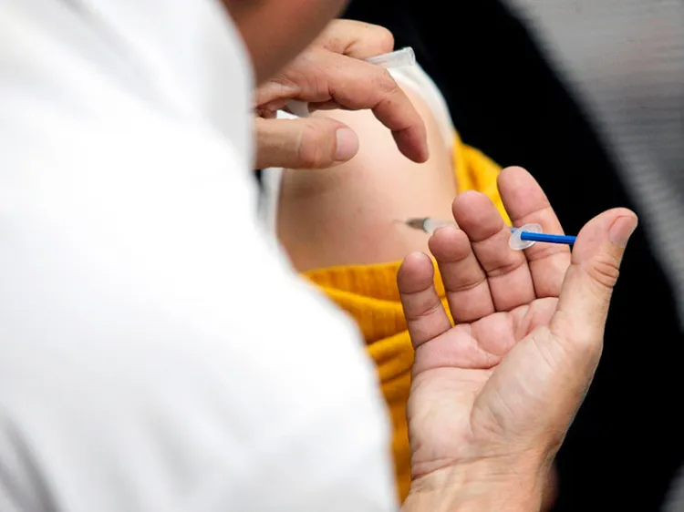 Vacunaran a profesores y empleados del sector Salud