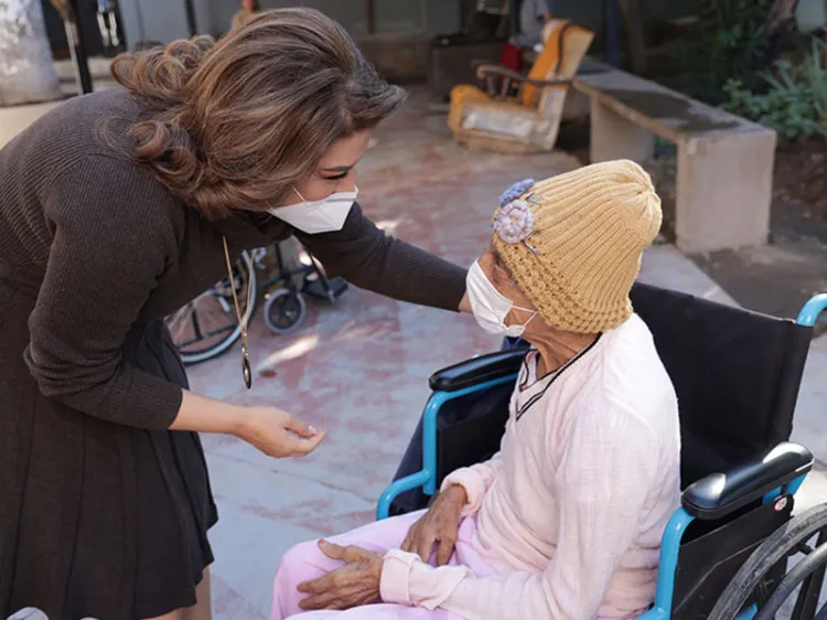 Unen esfuerzos a favor de personas adultas mayores