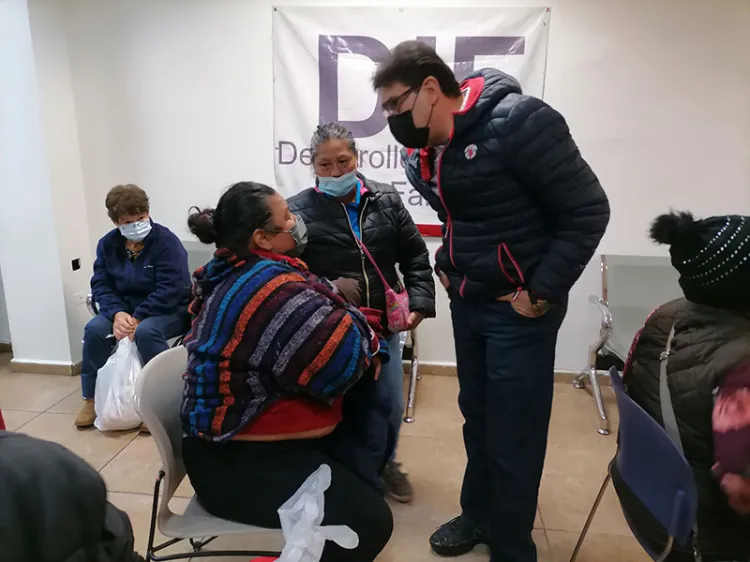 Entregan apoyos a familias vulnerables