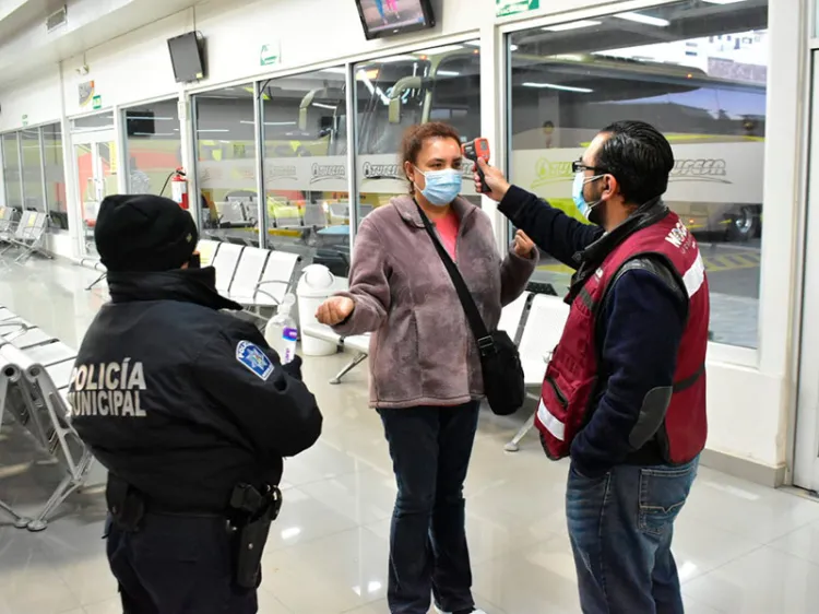 Revisa salud a pasajeros en centrales camioneras