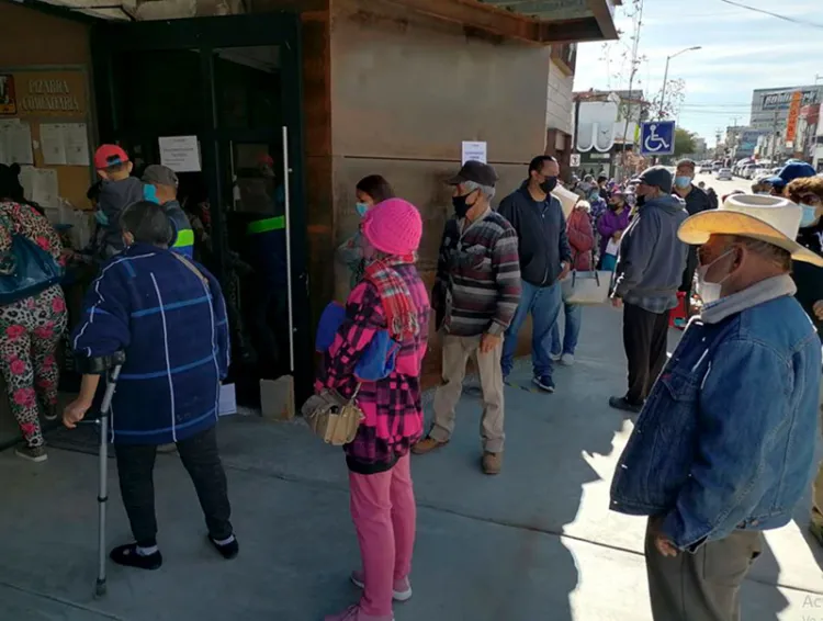 Acuden adultos mayores a pagar predial oportunamente