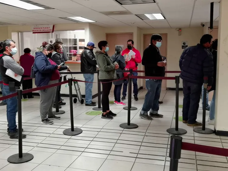 Abarrotan contribuyentes oficinas de la Agencia Fiscal