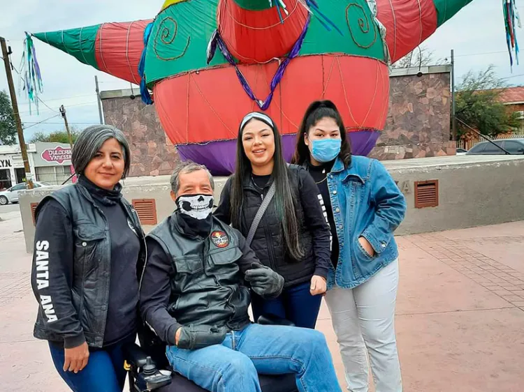Donan motociclista silla de ruedas en Santa Ana
