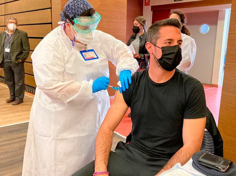 Aplicarán vacuna Moderna a profesores