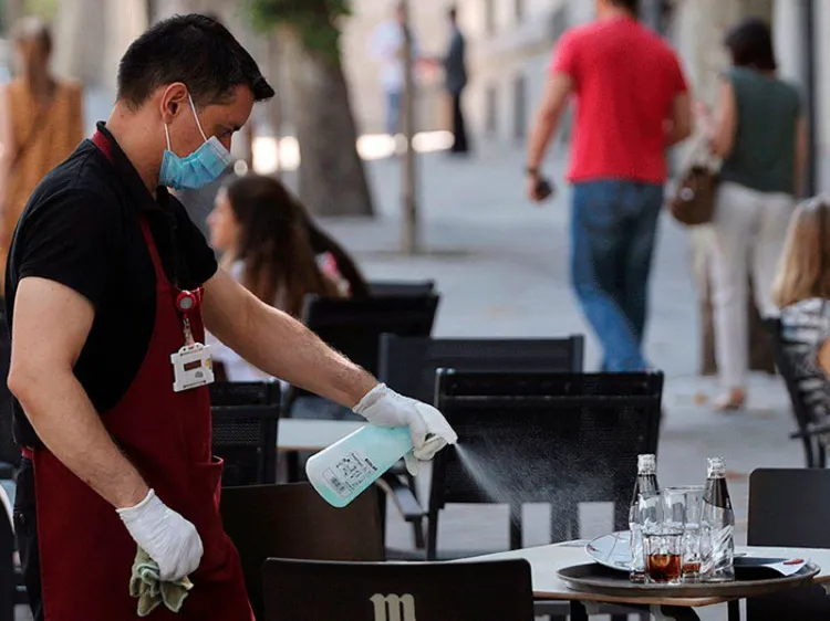 Disminuyen restaurantes aforo por virus