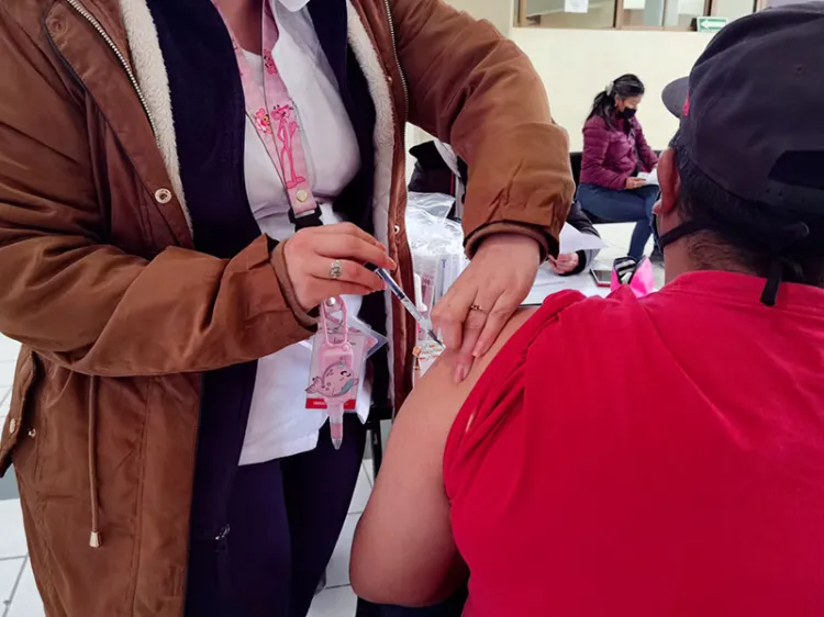 Reciben profesores vacuna de refuerzo contra Covid