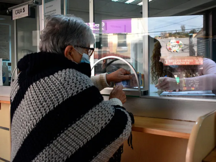 Otorga Tesorería seguro de vivienda a usuarios cumplidos