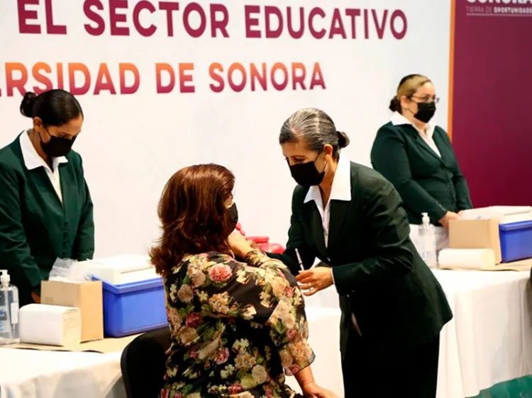 Docentes y extrabajadores recibirán vacuna: SEC