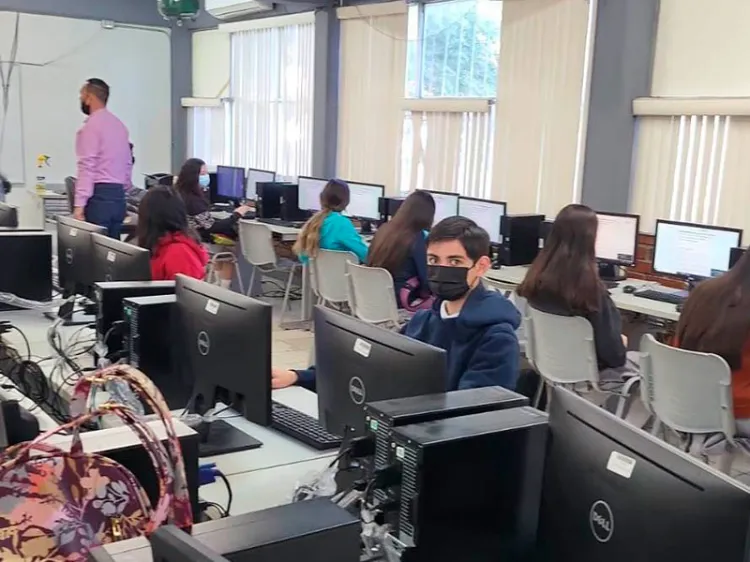 Destaca Cobach en examen Planea