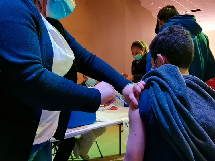 Aplican refuerzo a jóvenes menores