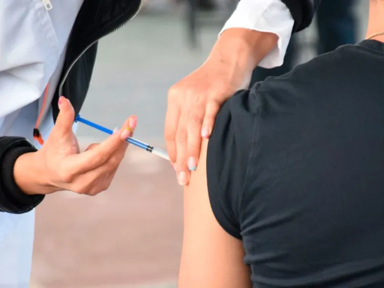 México inicia ensayos para usar vacuna Moderna como refuerzo; facilitará viajes a EU