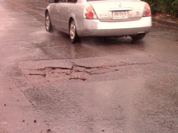 Denuncian conductores mega bache