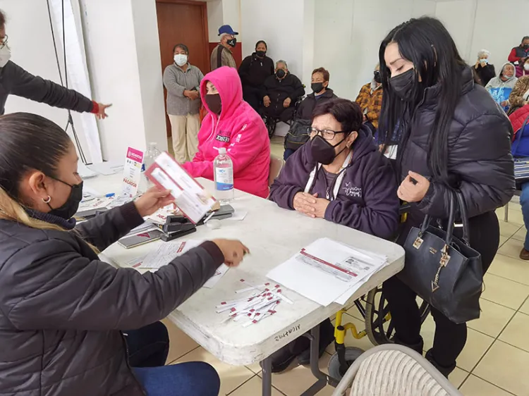 Entregan tarjetas de Bienestar a personas mayores de 68 años