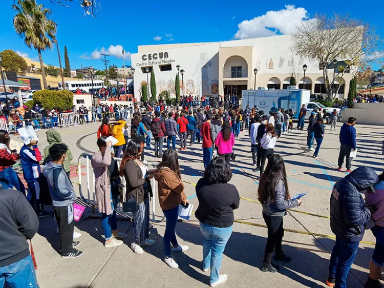 Abarrotan centros de vacunación
