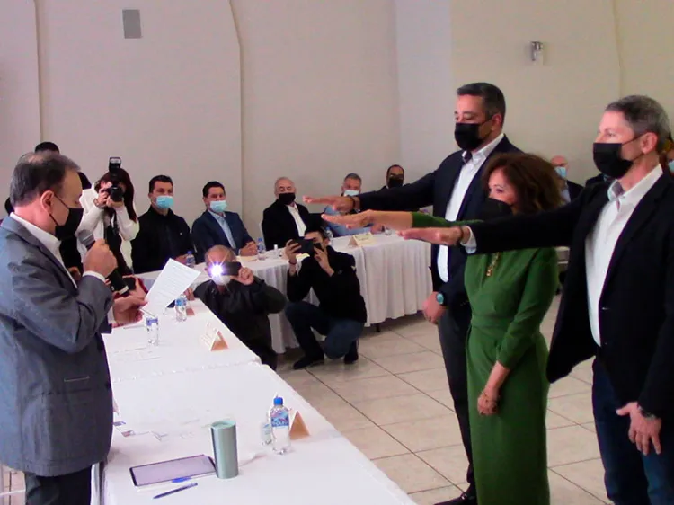 Protesta María Elena Gallegos al frente del Consejo Empresarial