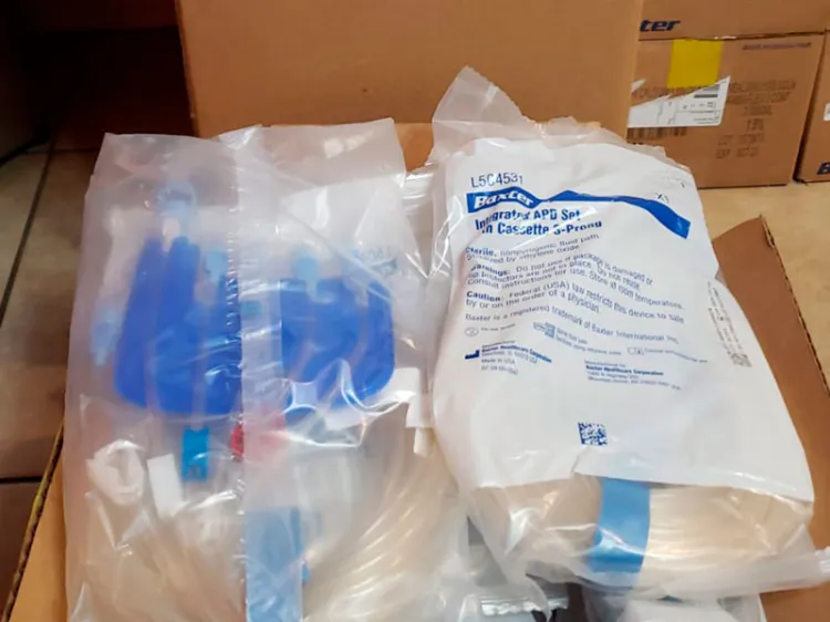 Apoyan motociclistas con equipo para diálisis