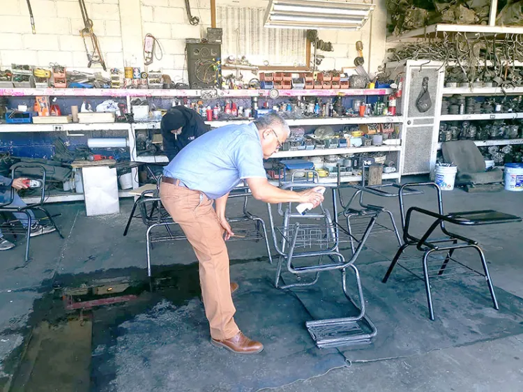 Restauran 120 pupitres escolares en Club Rotario