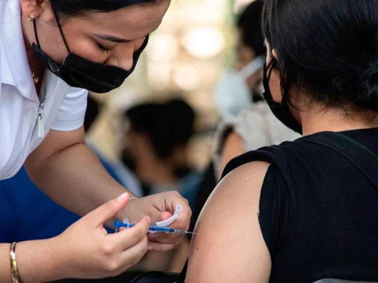 Inicia vacunación de refuerzo