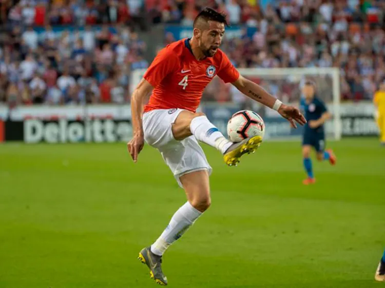 Chile pierde tres jugadores por covid-19 previo a duelo ante Argentina