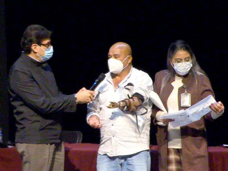 Benefician a Jeremías con prótesis de brazo