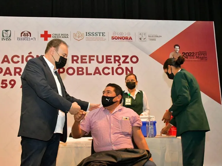 Atestigua gobernador vacunación