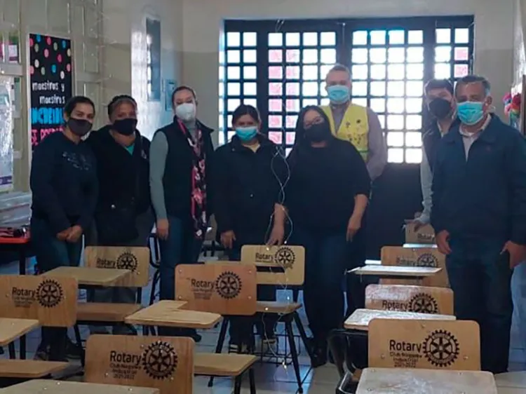 Llevan rotarios pupitres a escuela