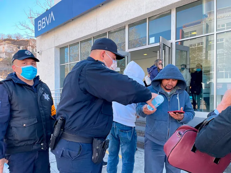 Luchan por evitar el semáforo rojo en nogales