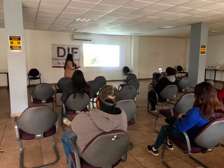 Capacitan DIF Muncipal a padres de familia