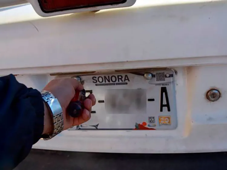 Anuncian costo de placas para autos regularizados