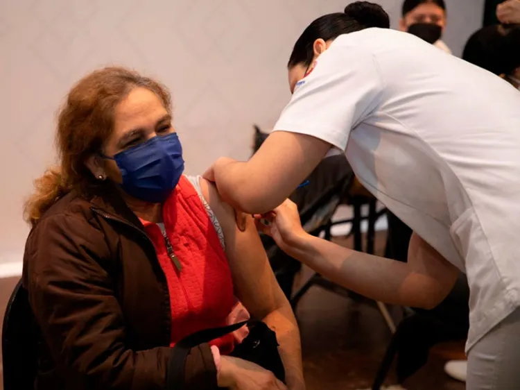 Llama Salud continuar con vacunas anticovid