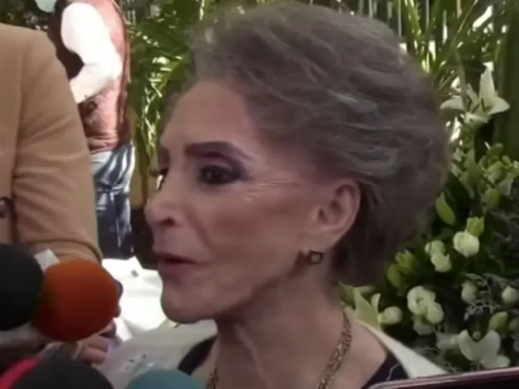 Doña Cuquita revela que ha recibido señales de Vicente Fernández