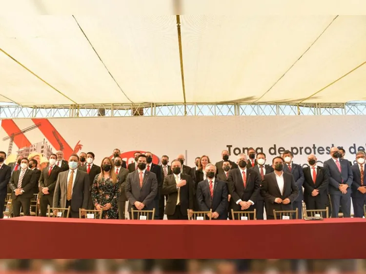 Toma protesta a directivos de la CMIC