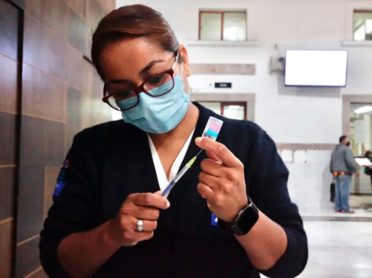 Llevan vacunación contra influenza a las colonias